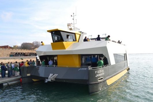 Catamaran com capacidade para 200 pessoas